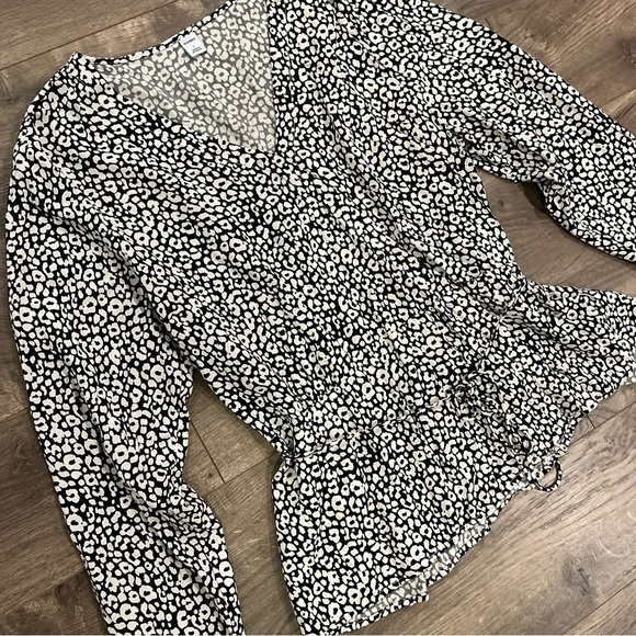 Old Navy Women’s Blouse Top Size Large Black/White V-Neck - Picture 2 of 5